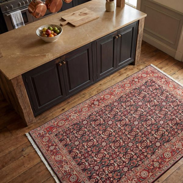Cuisine intégrée moderne blanche avec grande fenêtre, décoration minimaliste et tapis étroit.