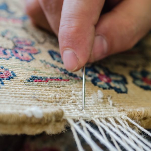Reparar una alfombra oriental anudada a mano de forma profesional: restauración de los flecos y del 