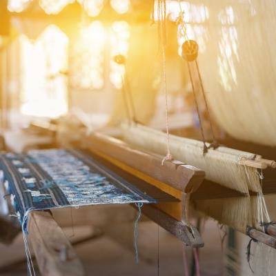 Orientteppet skabes på traditionelt væve – Start på den håndværksmæssige udførelse