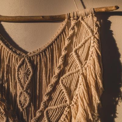 Mural de macramé em fio creme em bastão de madeira – decoração Boho feita à mão com padrão geométric