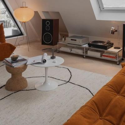 Tetőtéri nappali világos szőnyeggel fekete vonalmintával