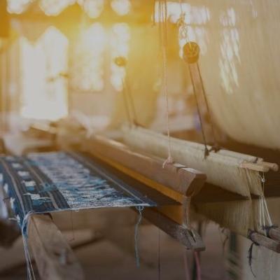 Traditionel væv med blå håndvævet tæppe i arbejde