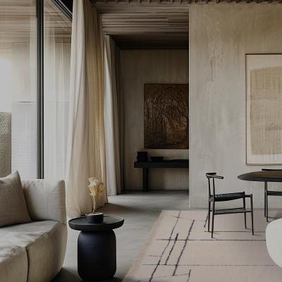 Salon avec un aménagement minimaliste et un tapis design graphique.