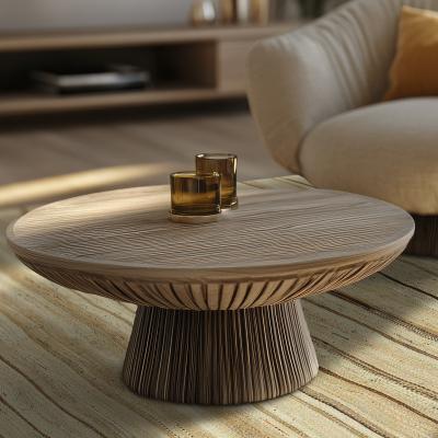 Et diskret naturfibre tæppe under et træbord.