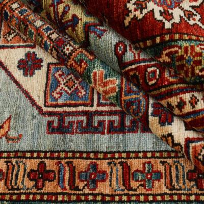 Detaljevisning af håndknyttede Super Kazak, i stil med Kaukasus tæpper