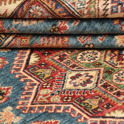 Detaljevisning af Kazak tæppe med geometrisk mønster i traditionel kaukasisk knytning.