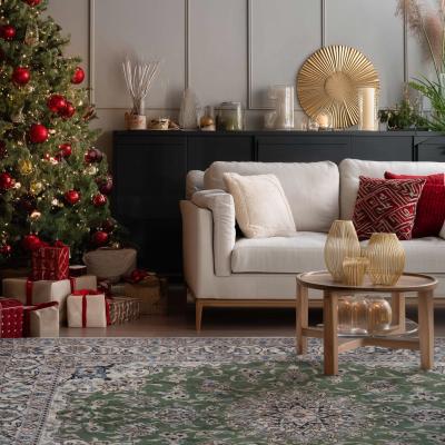 Karácsonyi díszítésű nappali zöld és krémszínű Nain szőnyeggel
