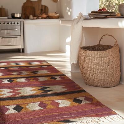 Világos nappali dekorált belső térrel és orientális szőnyeggel meleg terrakotta és kék árnyalatokban