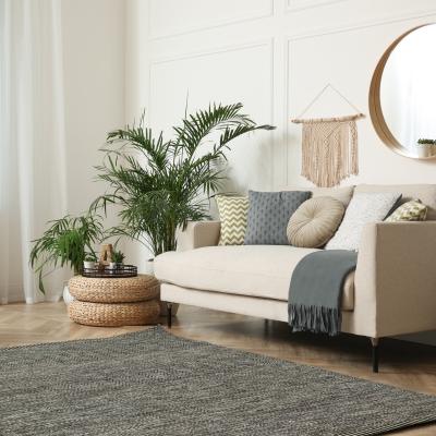 Soveværelse med håndvævet tæppe i jordfarver