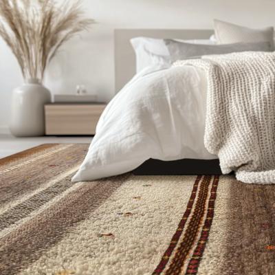 Nærbillede af et moderne Gabbeh-tæppe i mørkt design med fin mønstring.