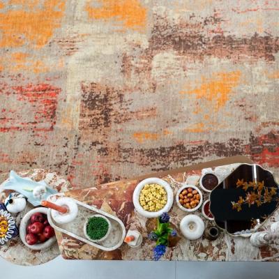 Nowruz-Dekoration im Wohnzimmer mit Haft-Sin-Tisch