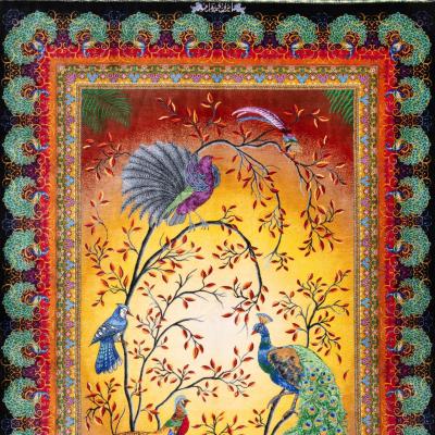 Selyem perzsaszőnyeg Ghom-ból páva motívummal és részletes díszítményekkel