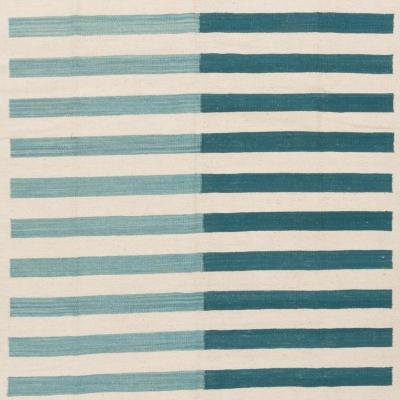 Elysian Teppich mit modernen Streifen in Blau und Weiß – zeitgenössische Interpretation eines Kelims