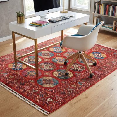 Salon lumineux avec un canapé blanc, des coussins colorés en orange et jaune moutarde, une table bas