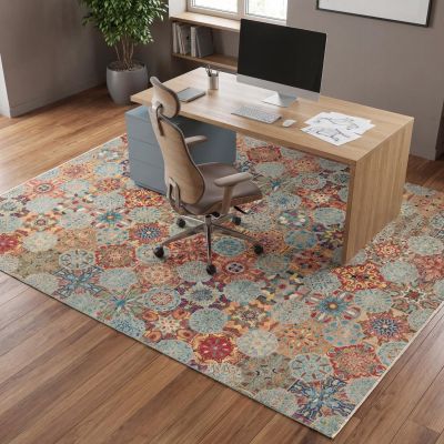 Multicolor Teppich im modernen Arbeitszimmer unter einem Schreibtisch aus Holz