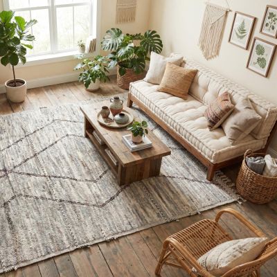 Salon bohème lumineux avec tapis berbère naturel