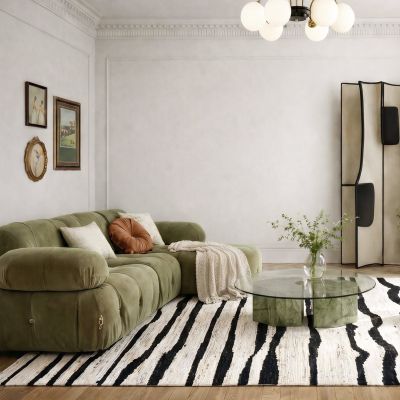 Moderner Berber Teppich in Kombination mit einem grünen Sofa