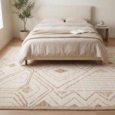 Alfombra bereber en el dormitorio en blanco natural