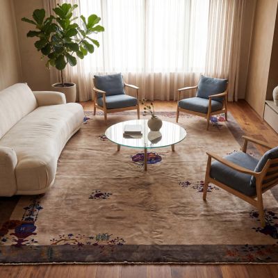 Minimalista meditációs tér kézzel csomózott orientális szőnyeggel a harmónia és a Feng Shui érdekébe