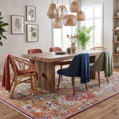 Un tapis en fibres naturelles discret sous une table en bois.