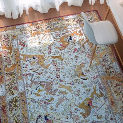 Tapis en soie persan de Ghom avec motif de paon et ornements détaillés.