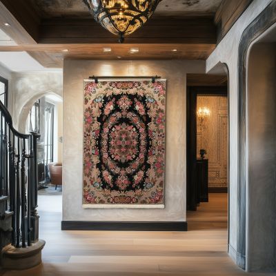 Gros plan d'un tapis oriental noué à la main avec un motif traditionnel en rouge, bleu et crème.