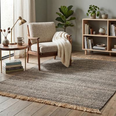 Alfombra bereber moderna en la zona de estar con tonos naturales