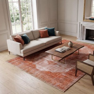 Orange Vintage Teppich in einem hellen Raum mit hellen Sofa