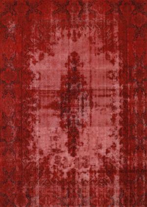 Kopott vintage Kerman szőnyeg, amelynek keretmintája halványan látható intenzív rubinvörös színben.