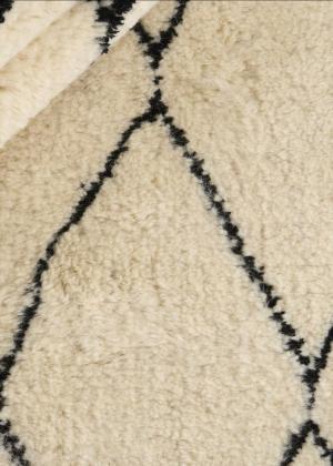 Berber tæppe med rhombemønster i naturhvid og sort.