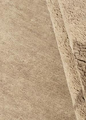 Enfarvet højttæppe i beige.