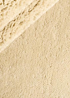 Krammende tæppe med tæt struktur i lys creme.