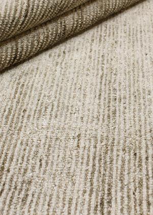 Moderne mønstret tæppe med fine striber i gråbeige.