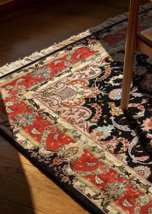 食卓の下のタブリーズペルシャ絨毯