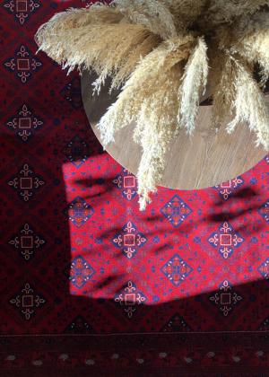 上から見た赤いアフガニスタンの絨毯のクローズアップ