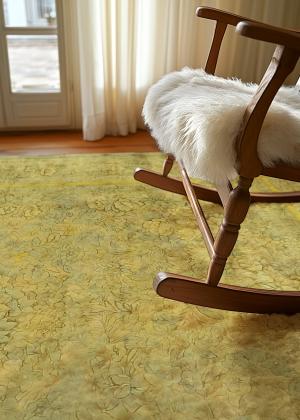 Modern szőnyeg virágmintával egy világos nappaliban