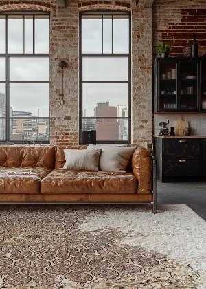 Modern szőnyeg radírozott mintával ipari nappaliban bőrfotelekkel