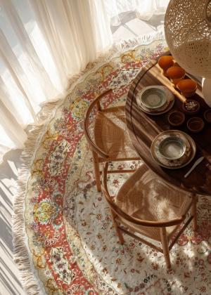 Covor Tabriz înnodat manual, cu modele florale și culori elegante în sufragerie