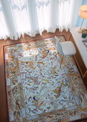 Covor Qom luxos din mătase, cu motive florale complexe, într-o încăpere luminoasă