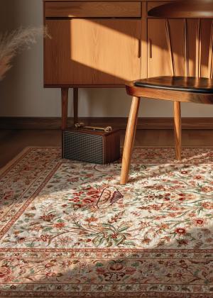 Covor fin Isfahan cu ornamente detaliate sub un scaun din lemn