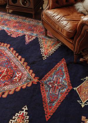 Covor caucazian cu modele geometrice în zona de living