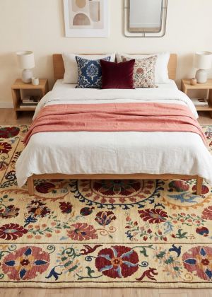 Chambre bohème avec tapis d’Orient floral et matériaux naturels