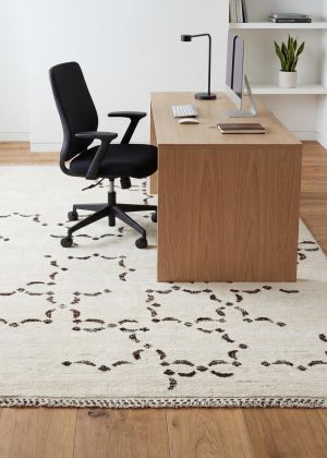 Handgeknüpfter Berber Teppich im modernen Homeoffice mit Schreibtisch