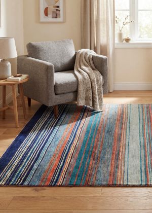 Gestreifter Multicolor Teppich im skandinavischen Wohnstil mit hellen Möbeln