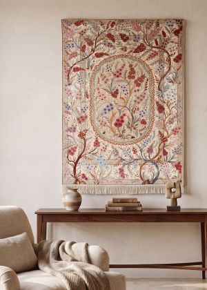 Ghom Teppich als Wandteppich in einem modernen Wohnzimmer