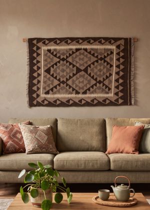 Kelim Wandteppich mit geometrischem Muster über einem Sofa
