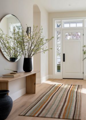 Kilim staza u modernom hodniku s minimalističkim uređenjem i prirodnim svjetlom