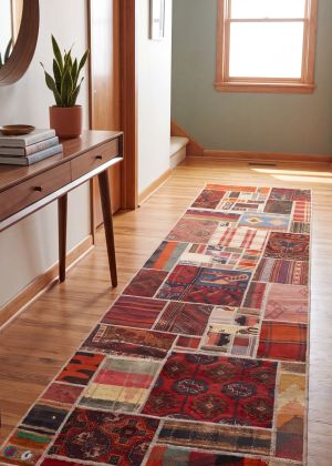 Kézzel csomózott patchwork vintage szőnyeg futószőnyegként a Mid-Century stílusú folyosóra