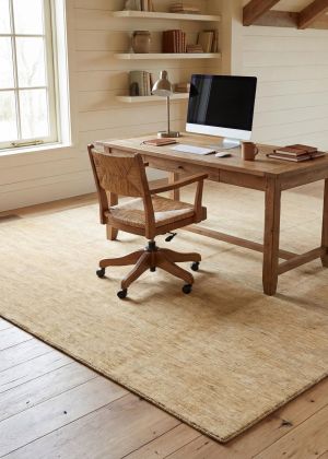 Handgeknüpfter Gabbeh Teppich im Homeoffice mit Holzmöbeln