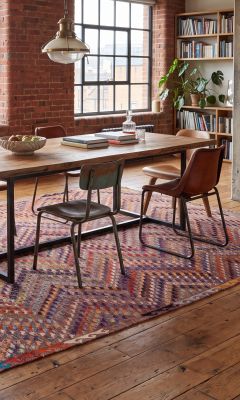 Afghánský koberec Kilim v moderní industriální jídelně.